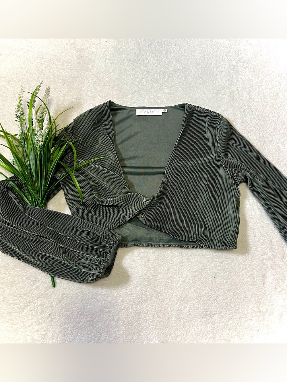 ASTR The Label Catelya Twist Knot Long Sleeve Crop Top - XS